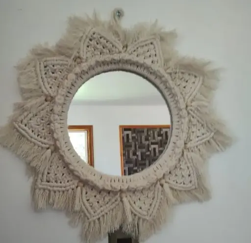 Espejo Artesanal de 30 cm - Diseño en Macramé con Detalles de Madera